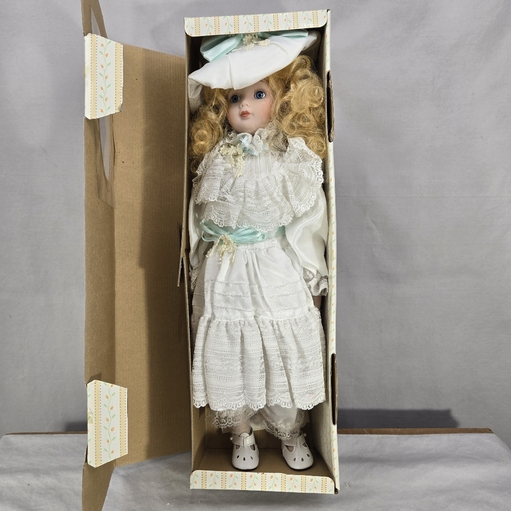 Seymour Mann Doll Victoria of The Connoisseur Collection 18" COA Rare YK-230